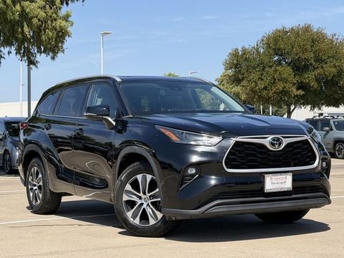 Used 2022 Toyota Highlander XLE FWD image 2