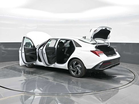 Certified 2025 Hyundai Elantra SEL FWD image 41