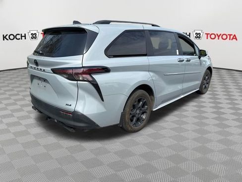 Certified 2025 Toyota Sienna XLE Woodland Edition image 8