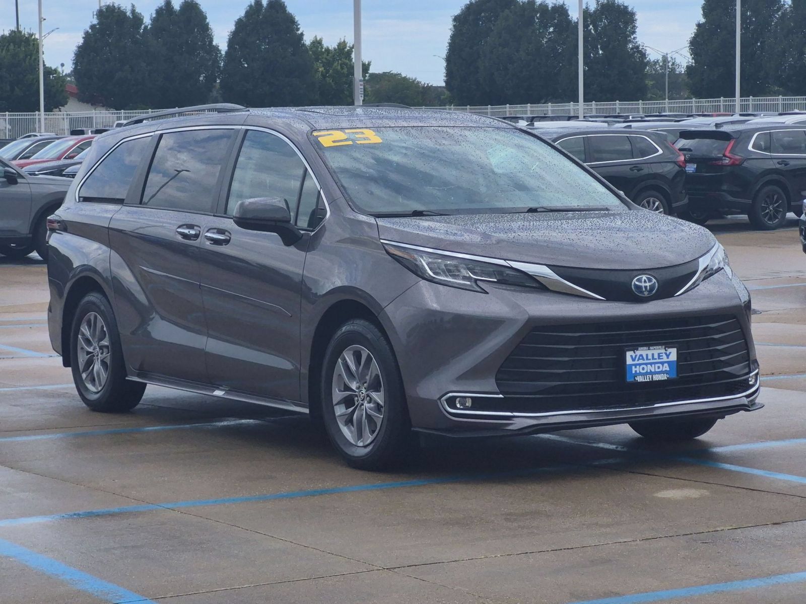 Used 2023 Toyota Sienna XLE AWD/4WD image 4