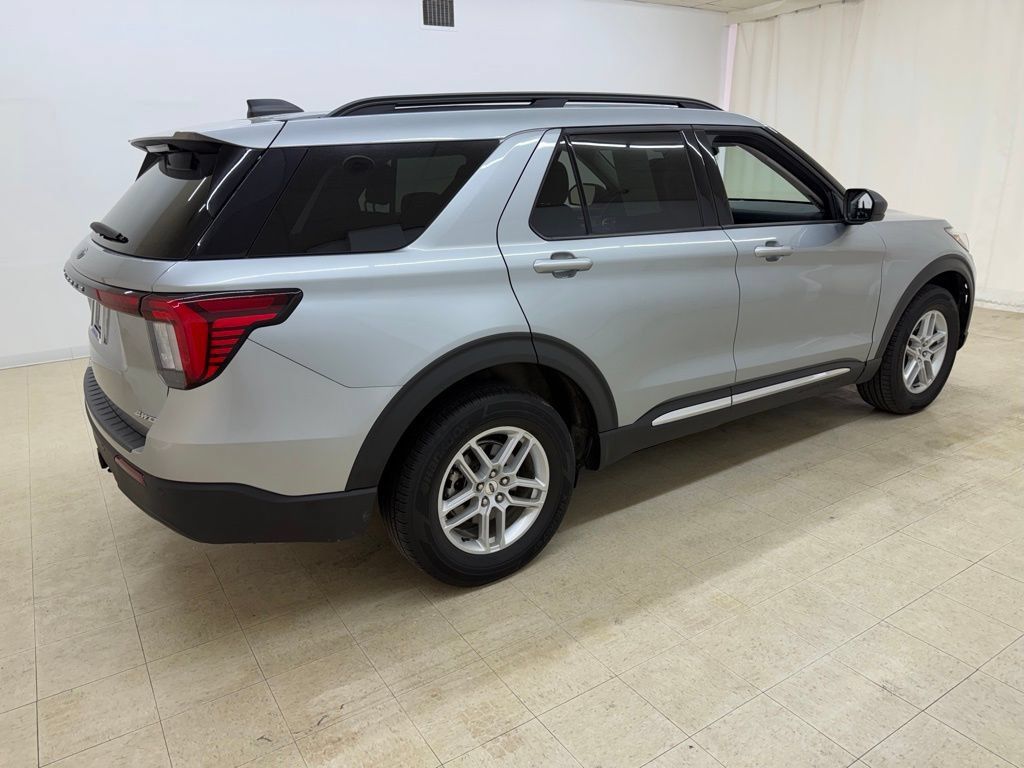 Used 2025 Ford Explorer Active AWD/4WD image 7