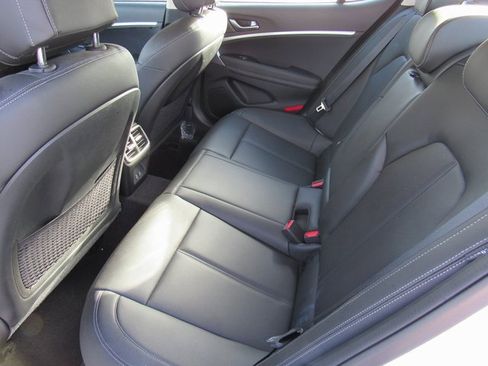 Used 2025 Genesis G70 2.5T image 8