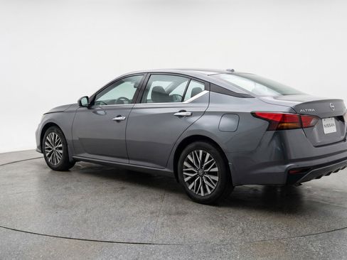 Used 2025 Nissan Altima 2.5 SV FWD image 6