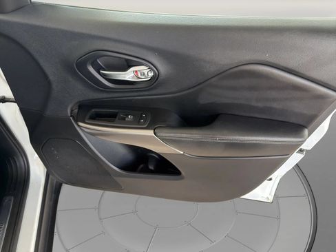 Used 2019 Jeep Cherokee Limited FWD image 17