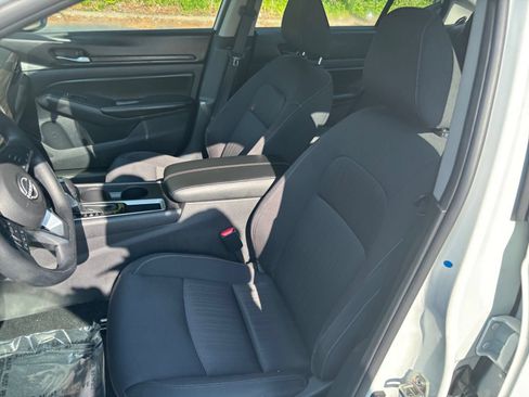Used 2025 Nissan Altima 2.5 SV FWD image 24
