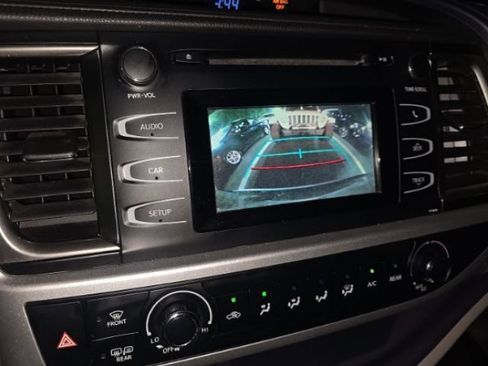 Used 2019 Toyota Highlander LE FWD image 2
