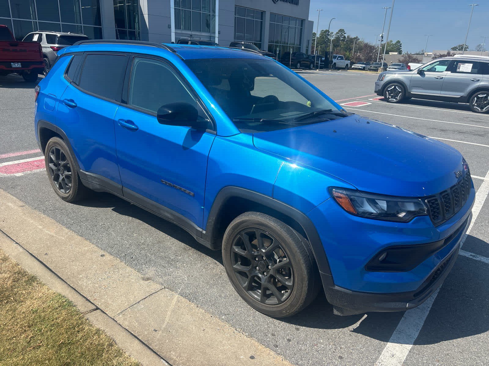 Used 2025 Jeep Compass Latitude w/ Altitude Special Edition AWD/4WD image 3