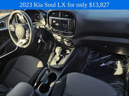 Used 2023 Kia Soul LX w/ LX Technology Package FWD image 9