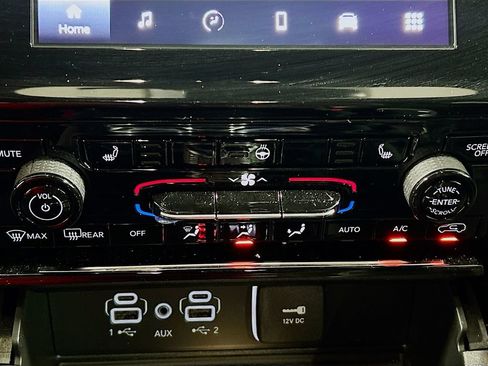 Used 2025 Jeep Grand Cherokee Altitude RWD image 13