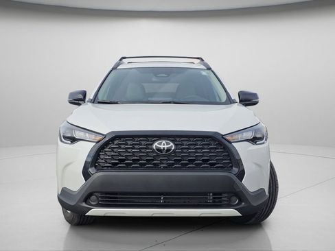 Used 2025 Toyota Corolla Cross LE image 3