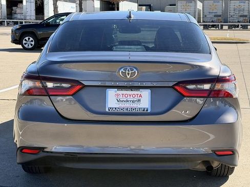 Used 2022 Toyota Camry LE image 5