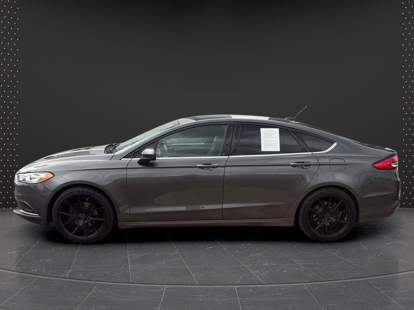 Used 2017 Ford Fusion SE w/ Fusion SE Technology Package FWD image 2