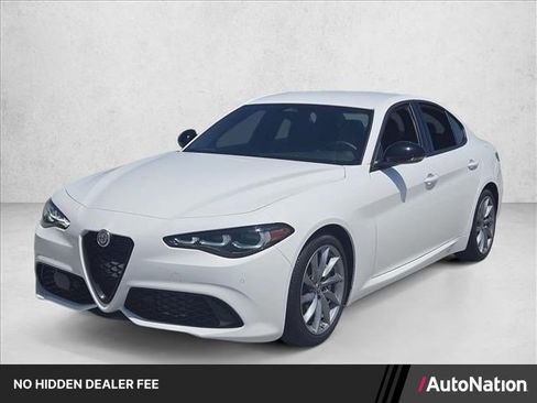 Used 2025 Alfa Romeo Giulia RWD image 1