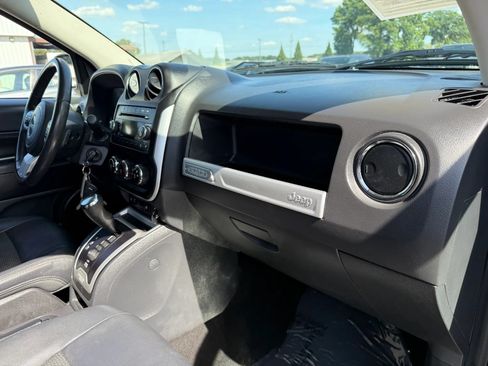 Used 2016 Jeep Compass Latitude FWD image 19