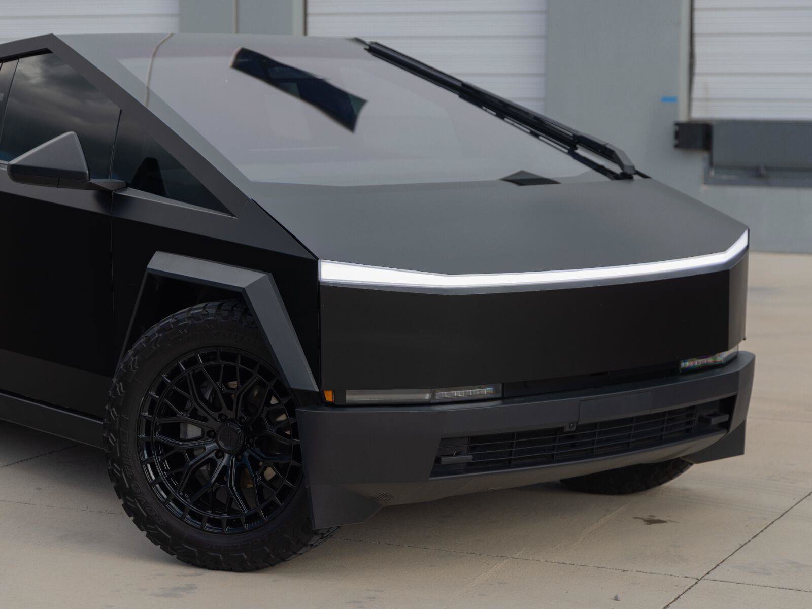Used 2025 Tesla Cybertruck AWD Crew Cab image 4