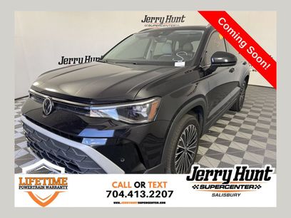 Used 2025 Volkswagen Taos SE w/ Panoramic Sunroof Package