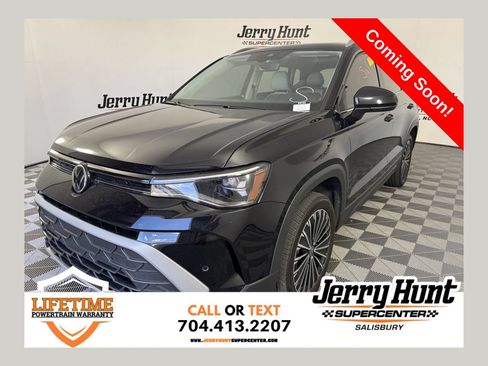 Used 2025 Volkswagen Taos SE w/ Panoramic Sunroof Package FWD image 1