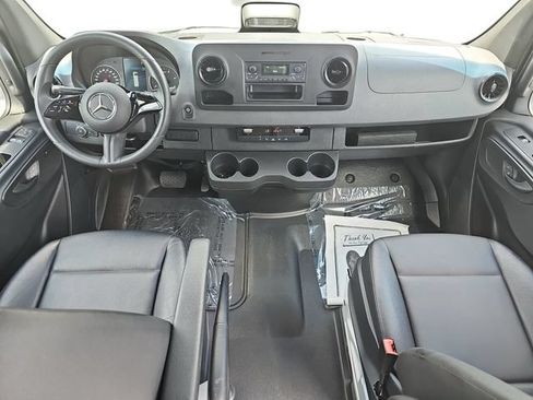 Used 2025 Mercedes-Benz Sprinter 2500 image 9