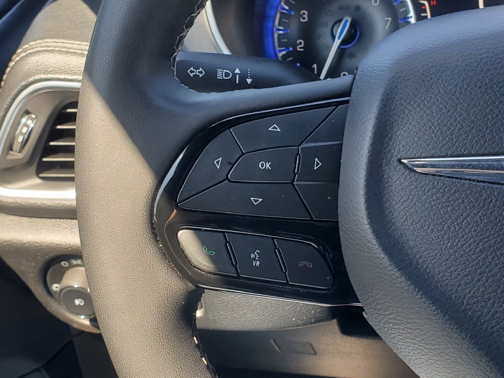 Used 2025 Chrysler Pacifica Limited FWD image 11