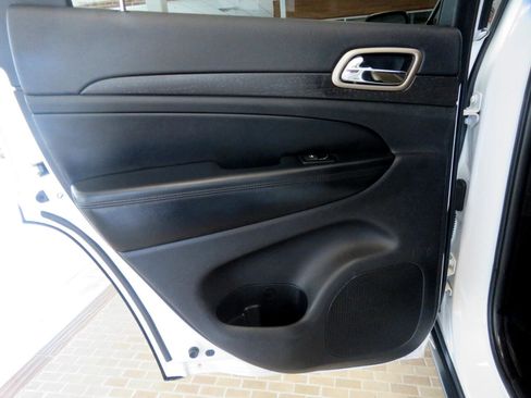 Used 2017 Jeep Grand Cherokee Laredo image 17