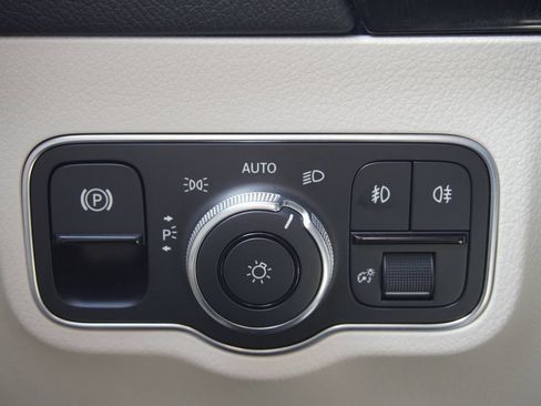 Used 2021 Mercedes-Benz GLA 250 4MATIC w/ Premium Package image 18