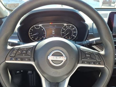Used 2025 Nissan Altima 2.5 SV FWD image 18