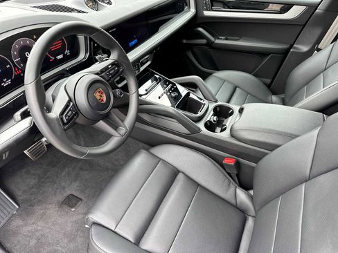 Certified 2025 Porsche Cayenne S image 4