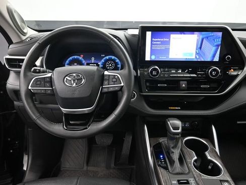 Used 2024 Toyota Highlander Platinum image 11