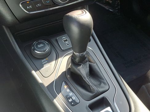 Used 2022 Jeep Cherokee Latitude Lux w/ Sun & Sound Group AWD/4WD image 14