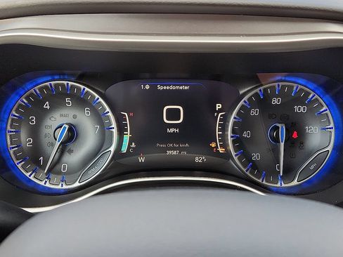 Used 2024 Chrysler Pacifica Touring-L FWD image 10