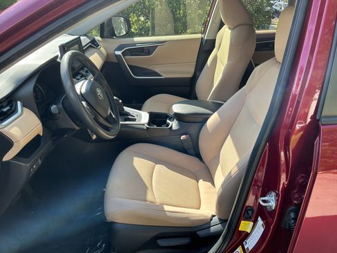 Used 2019 Toyota RAV4 LE FWD image 16