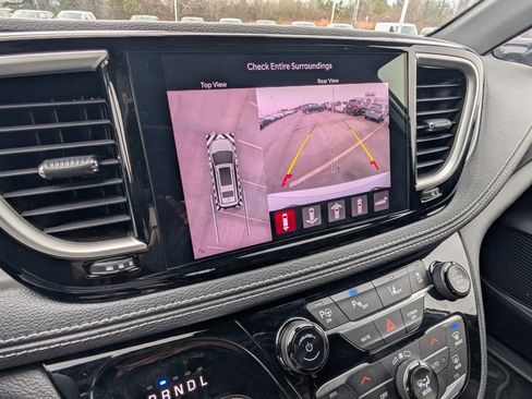 Used 2024 Chrysler Pacifica Select image 21