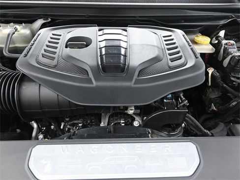 Used 2023 Jeep Wagoneer L Series II image 32