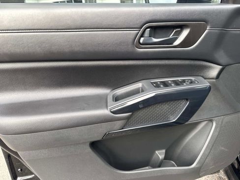 Used 2024 Nissan Pathfinder SV image 17