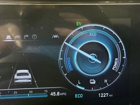Certified 2025 Hyundai Elantra SEL FWD image 12