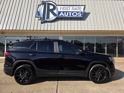 Used 2023 GMC Terrain SLE w/ Elevation Edition image 9