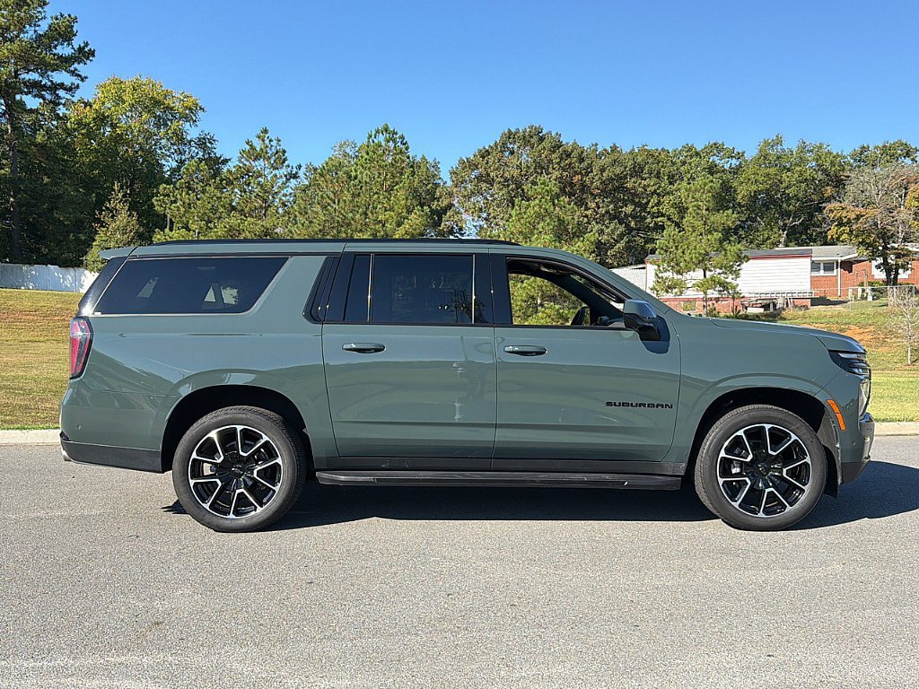 Used 2026 Chevrolet Suburban RST AWD/4WD image 2