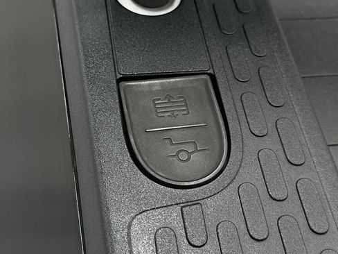 Used 2025 Rivian R1T Premium image 42