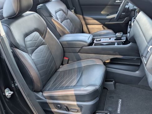 Used 2024 Nissan Pathfinder Platinum w/ Cargo Package image 25