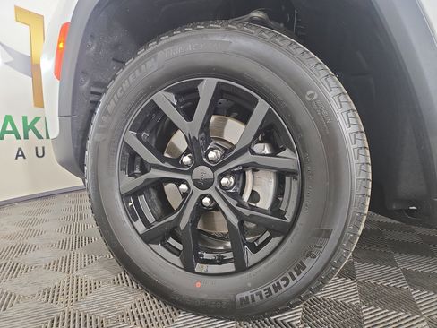 Certified 2025 Jeep Grand Cherokee Altitude image 35