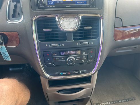Used 2011 Chrysler Town & Country Touring w/ Trailer Tow Group FWD image 12
