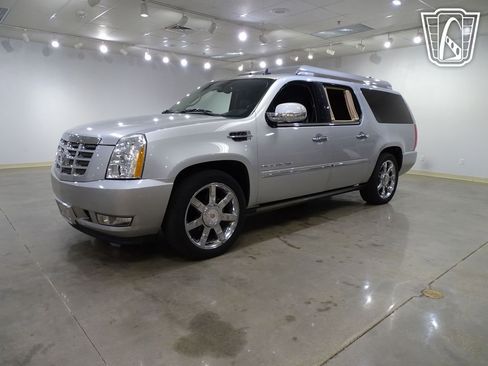 Used 2011 Cadillac Escalade ESV Premium image 2