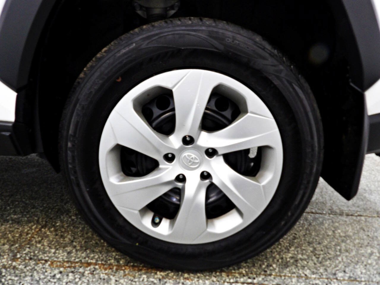 Used 2021 Toyota RAV4 LE FWD image 19