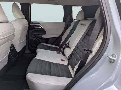 New 2026 Mitsubishi Outlander SE image 15