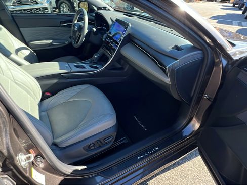 Used 2019 Toyota Avalon XLE image 20