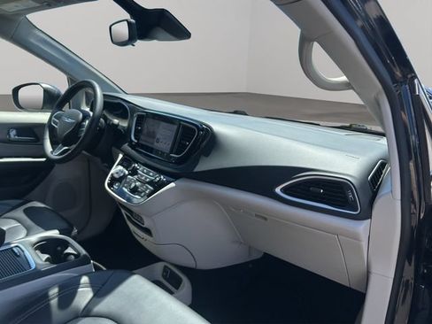 Used 2023 Chrysler Pacifica Touring-L FWD image 29