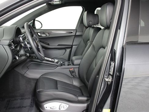 Certified 2025 Porsche Macan image 5