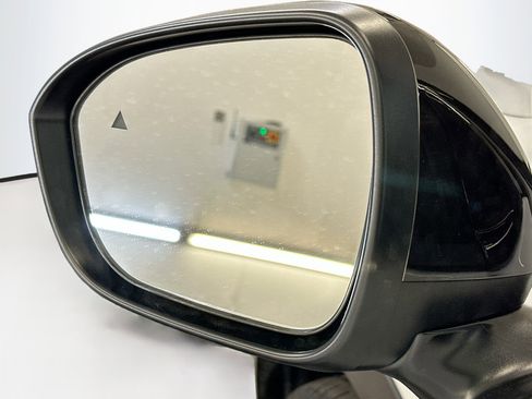 Used 2025 Nissan Kicks SR AWD/4WD image 16