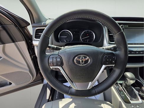 Used 2019 Toyota Highlander XLE AWD/4WD image 17