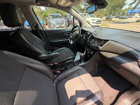 Used 2019 Chevrolet Trax LT w/ LT Convenience Package FWD image 10